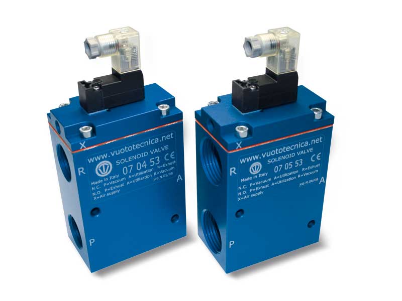 Servo-controlled 3-way vacuum solenoid valves with bistable impulse solenoid pilot valve and with low absorption electric coil